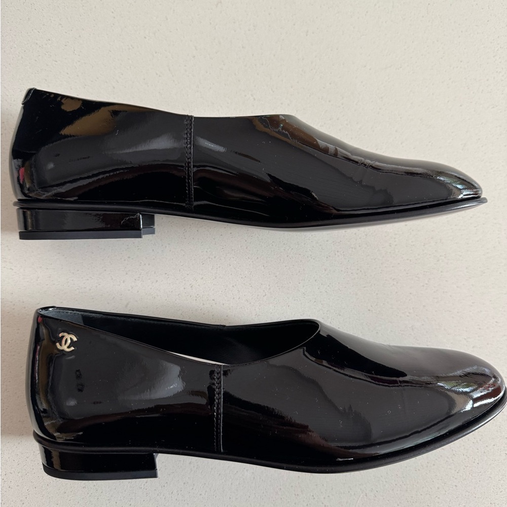 CHANEL patent leather black flats size 37